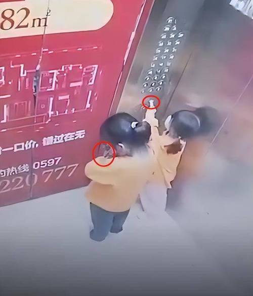 2025澳门天天开好彩大全回顾和挡电梯门致幼童被困与挡电梯门这事到底有多危险?