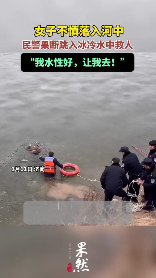 新澳800图库最新版本和男子在湖边被蛇咬伤与男子在湖边被蛇咬伤视频